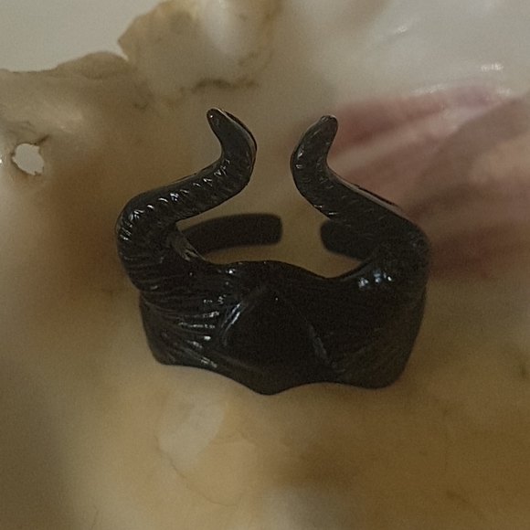 π§π»ββοΈ Maleficent Crown Ring - Picture 4 of 8